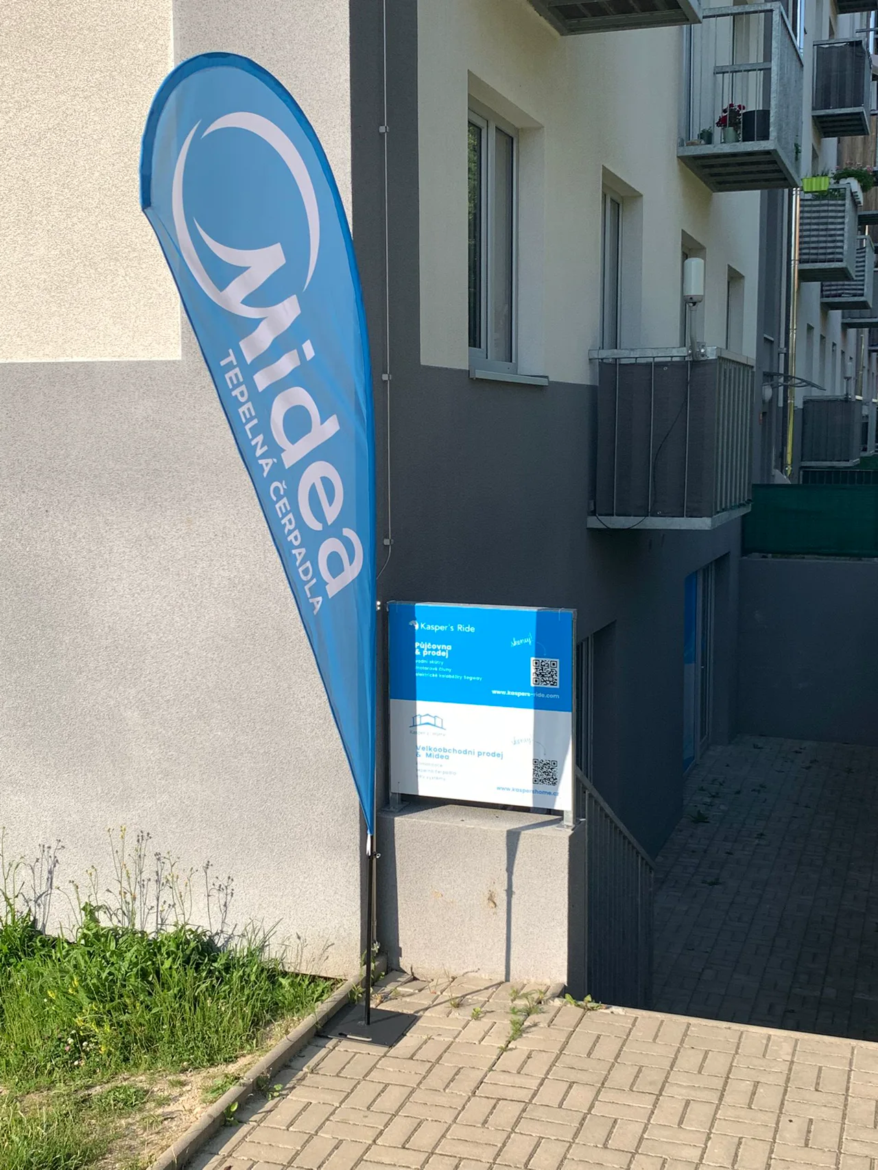 Vstup do showroomu Midea Kasper's Home v Milovicích